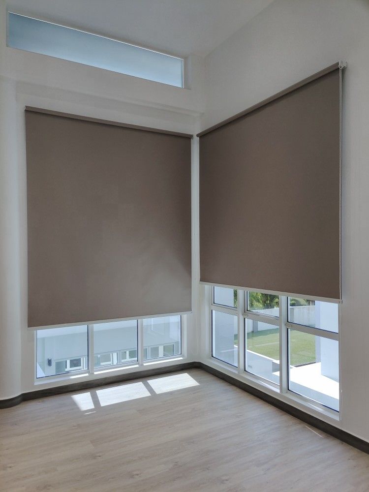 Cortinas roller blackout en sala de estar para control de luz en Talca